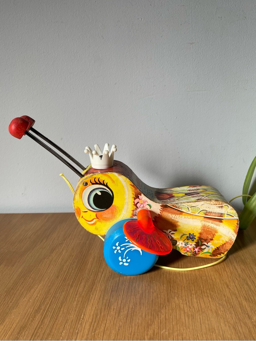 Vintage 1962 Fisher-Price Queen Buzzy Bee No. 444 Pull Toy Working Clicker 🐝